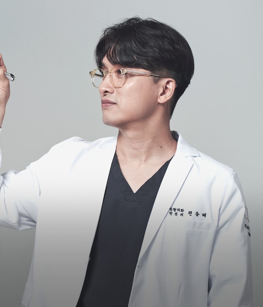 전승배 대표원장(흰 가운)