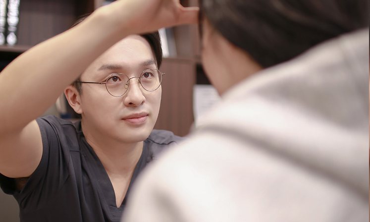 상담하며 눈매를 살피는 전승배 대표원장