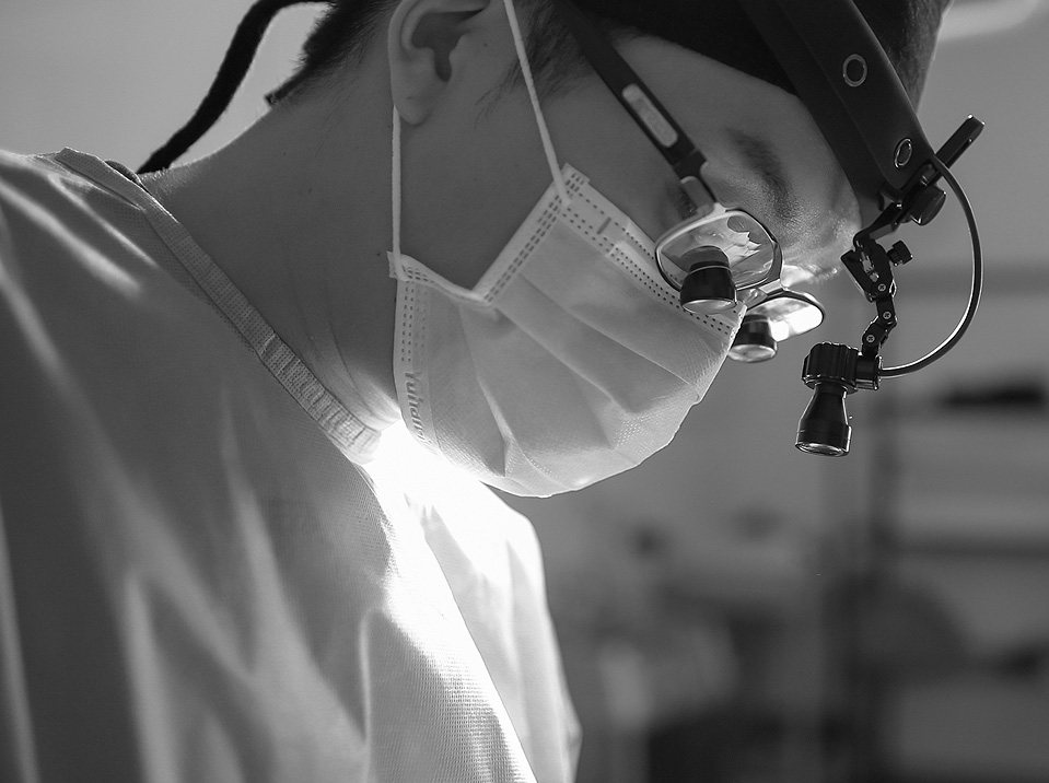 수술 중인 의료진(흑백)