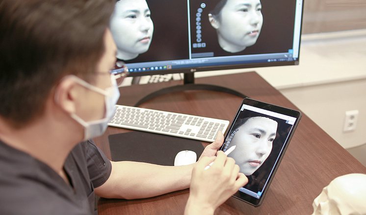 3D 가상성형 시스템으로 얼굴 비율을 분석하는 모습