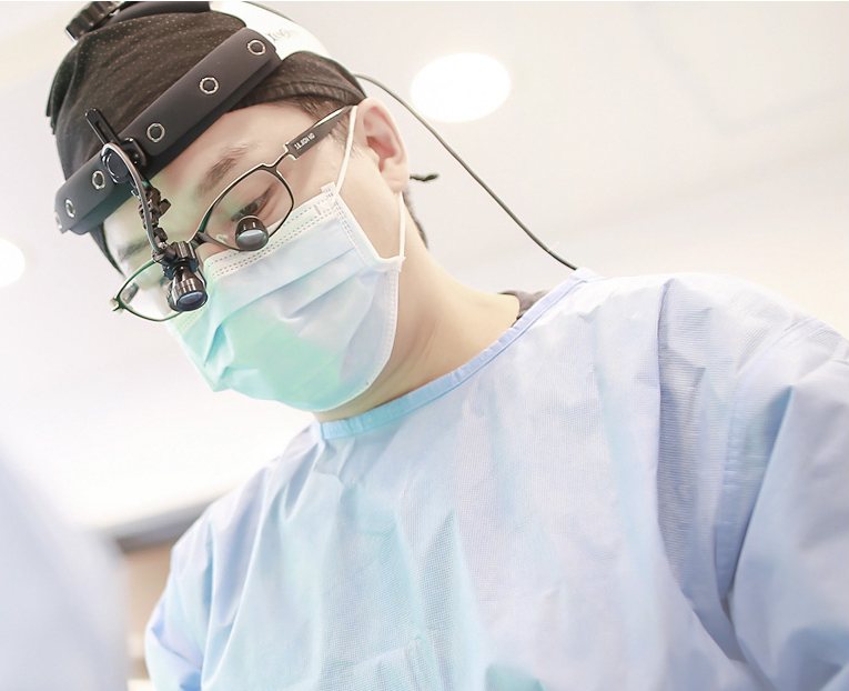 수술 중인 의료진(루페 착용)